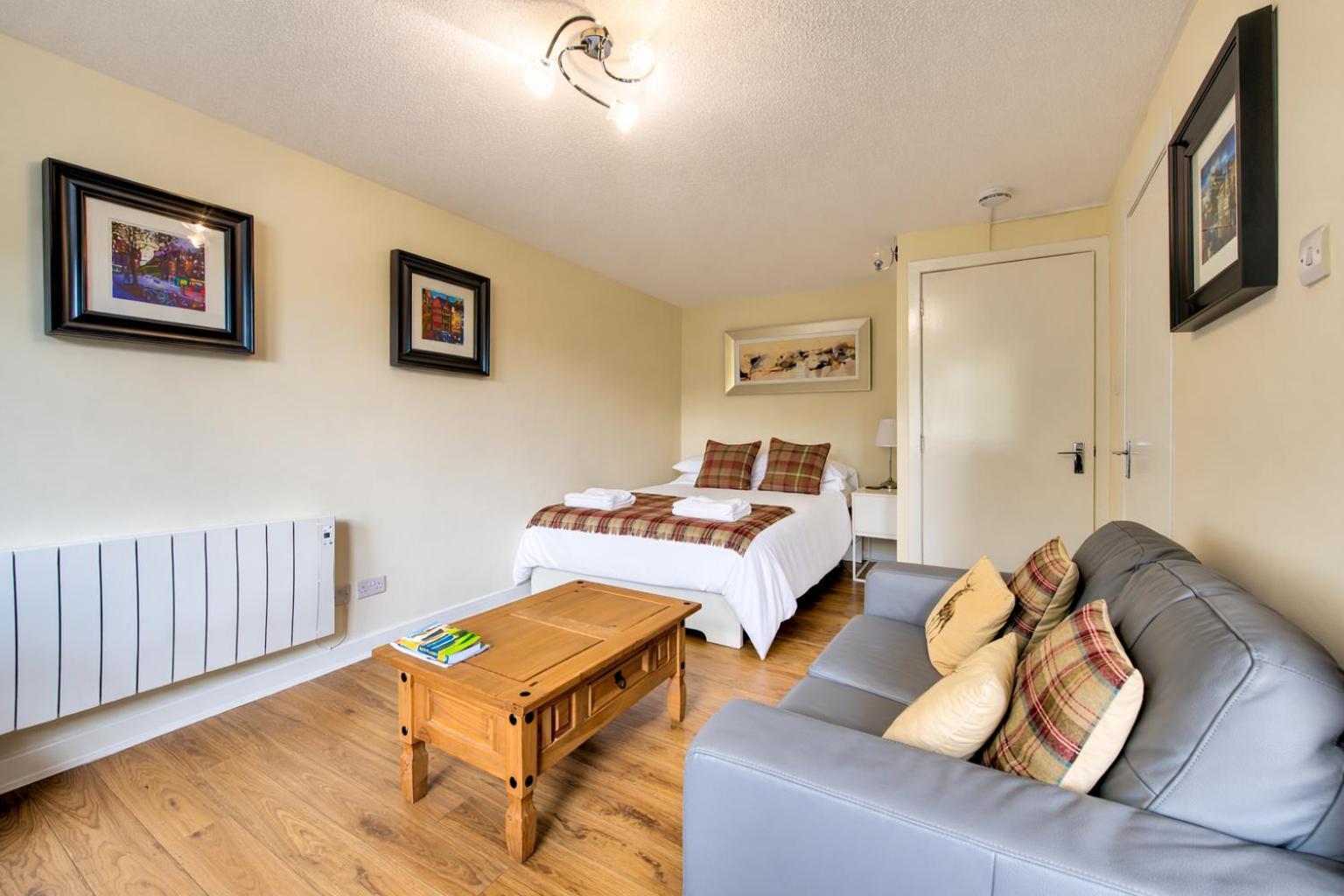 Stunning Studio Apartment Castle View, Edinburgh
